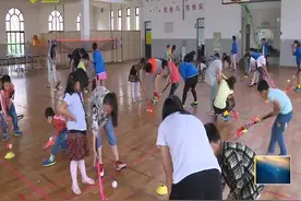 暑假家长忙孩子怎么办？暑托班报名点凌晨排队 校方开设线上报名视频封面