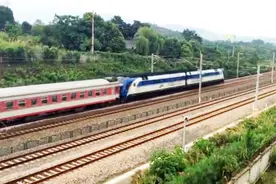 全程3000公里昆明开往济南 K492次列车快速通过南昌西环线