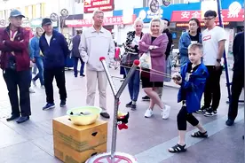 实拍：俄罗斯男孩玩街头游戏，10个沙包收获了3个奖品，还有亮点视频封面