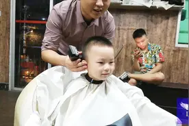 小家伙说要剪个帅帅的发型，理发师帮他剪了款适合夏天的凉爽短发
