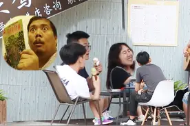 帅气小伙街头恶搞唱歌跑调，路人们都快憋不住了！视频封面