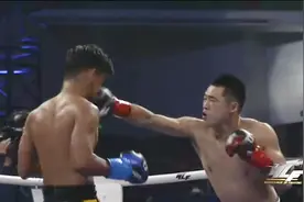 “冷面杀手”李宁一记后手重拳直接KO泰国拳王，台下观众拍手叫好视频封面