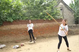 农村妯娌做鱼竿，弟媳教大嫂学抛线，一甩手逗的大嫂捧腹大笑视频封面