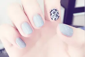 手指甲不美观光亮，美女教你一招，指甲立马亮白又好看