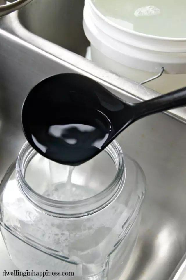 「实用」洗衣液再也不用买，自己做的不伤皮肤，不伤衣服，超好闻！