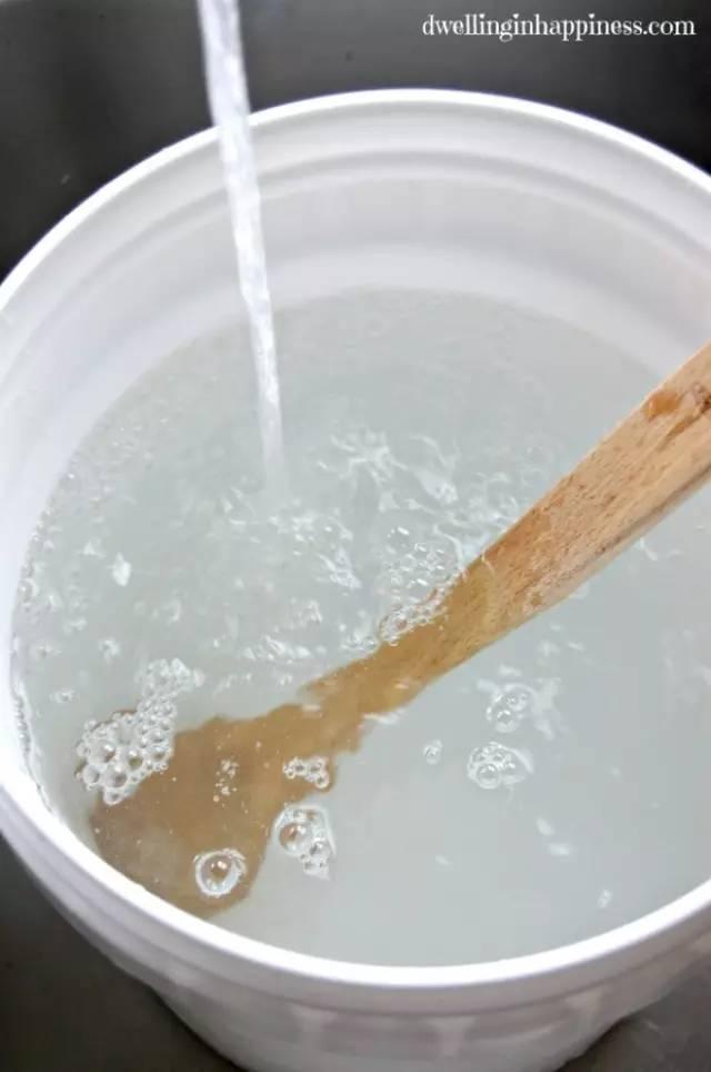「实用」洗衣液再也不用买，自己做的不伤皮肤，不伤衣服，超好闻！