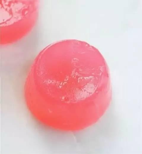 「实用」洗衣液再也不用买，自己做的不伤皮肤，不伤衣服，超好闻！