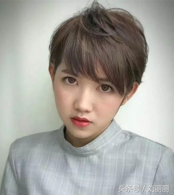 长脸最适合的发型女孩短发,发型剪来剪去,最值得尝试的还是短发,美到