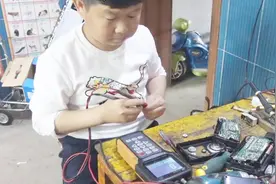 老乡送来一台收音机，为修它老男孩拆了自己家的德生！视频封面
