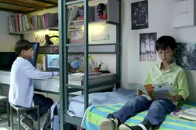 小男孩也在宿舍讨论班里女生，见到小美女的表情呆了，太可爱了视频封面