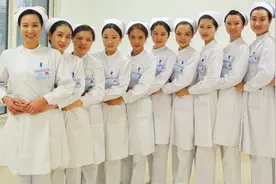 在医院里护士一定要穿白裤子，为什么医生却不用？答案很意外视频封面