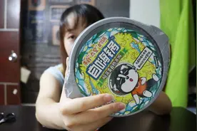 试吃林更新同款自嗨锅赠送的自热米饭，好像回到小时候吃苦的日子视频封面