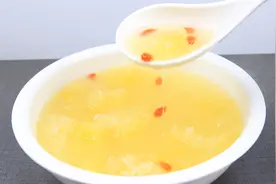 怎么把银耳汤煮的粘稠好喝，厨师长教你煮汤小技巧，全是经验之谈视频封面