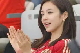 还记得这位世界杯最美少女吗？韩国美女记者张艺媛颠球卖萌视频封面