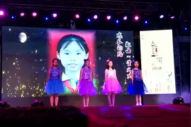 六年再开“启蒙之门”，草小学生用歌舞演绎“童年，不再见”图片