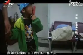 包头：粗心妈妈提前下车 孩子丢在火车上视频封面
