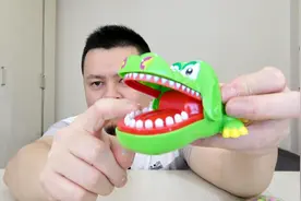 试吃食玩“鳄鱼下蛋”，鳄鱼蛋就是糖果，想吃糖果就得先被鳄鱼咬
