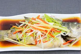 清蒸鲈鱼这样做，鱼肉细腻嫩滑鲜美，一点腥味都没有