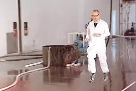 下雨不能跑？外国大叔实验跑步走路哪种淋雨更少？老话都是骗人的视频封面