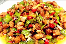 肉丁最鲜辣做法！干香四溢，外焦里嫩，鲜椒味浓，比辣子鸡丁好吃视频封面