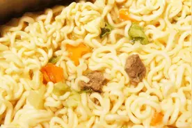 方便面里面的牛肉粒，到底是什么做的？今天可算知道了