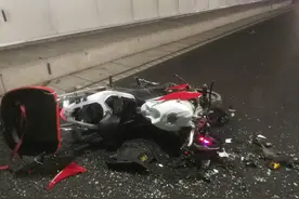 摩托车闯禁行 出事故车损人伤图片