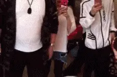 「搞笑gif」“男同学的局部被蜜蜂蛰了”妹子们似乎发现了什么图片
