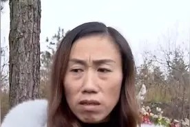 公公去世，儿媳赶回家参加葬礼，却发现墓碑上刻有其他女人的名字图片