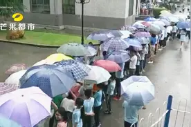 校园里现百米“伞龙” 师生一心撑起避雨“廊”画面动人视频封面