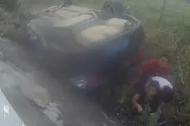 一车“醉猫”驾车翻倒沟中，伸手向交警求救上来就开始抵赖视频封面