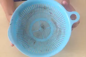 洗菜的篮子脏了，只需水里加点它，泡一下油污自动下来视频封面