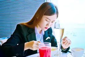 这个餐厅拥有着香港最美丽的景观，米其林二星餐厅天龙轩，美爆！视频封面