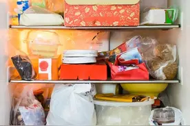 冰箱里总是不够地方放，用了磁吸式冰箱侧挂架，收纳就是这么简单图片