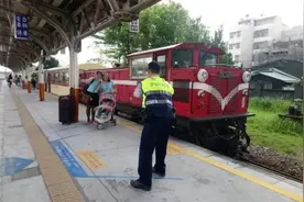 台湾阿里山火车恢复行驶 游客表示乘头班车很幸运图片