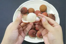 荔枝上的这个小机关很多人不知道，能快速剥去荔枝皮，早学早知道