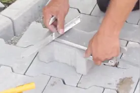 铺路砖还有这样的专用工具，砖块秒切，效率比人工高多了视频封面
