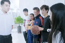 同学逃课被老师抓到，反过来整蛊老师，老师瞬间被吓晕视频封面