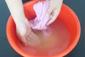 夏天用的毛巾发黏有异味？教你一招，让污垢自动脱落，干净无异味