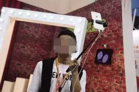 网红主播直播手抓眼镜蛇 被蛇突袭毒液直喷眼睛图片