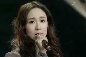 娄艺潇身穿曳地礼服大秀美背，玉腿红唇性感大方！视频封面