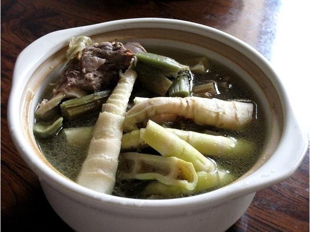 「药食同源」夏日炎炎，靓汤不厌，一道回甘的苦笋猪骨汤送给您！