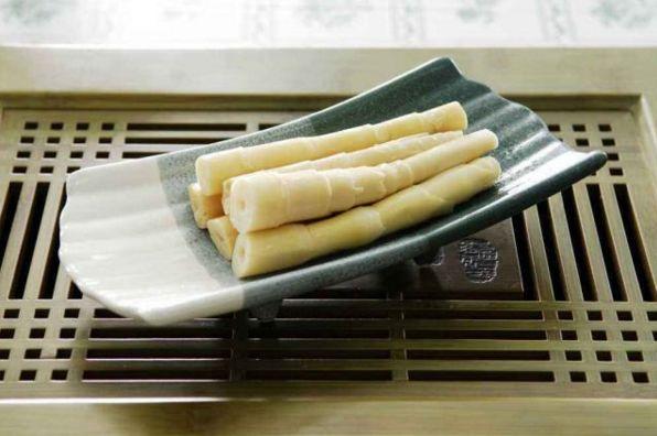 「药食同源」夏日炎炎，靓汤不厌，一道回甘的苦笋猪骨汤送给您！