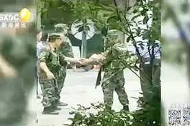 西安凤城六路附近突发男子挥刀伤人事件 民警现场迅速制服视频封面