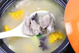 “玉米排骨汤”简单快速的做法，好喝不油腻，食材一年四季都有