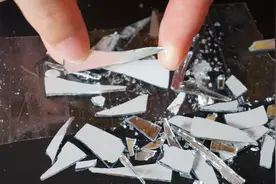 玻璃打碎难清理？教你一招，用它按一按，1分钟玻璃彻底清理干净