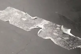 透明胶粘久了很难去除，风油精滴几下，顽固的胶渍一撕就掉视频封面