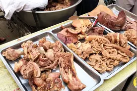比肉贵的猪下水，一出摊就卖3大盆！切大葱拌猪头肉，顾客围着买视频封面