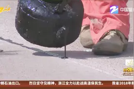 高温下的坚守：沥青高达150度，养路工人挥汗如雨