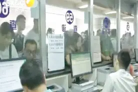 西安楼市新政引“无房证明”办理热 排队1小时办理2分钟视频封面