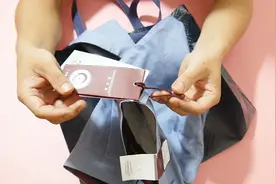 拆衣服吊牌有窍门，不借助任何工具，一秒钟轻松拆下来，太实用了视频封面